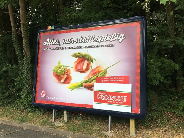 Das Großflächenplakat fällt auf. Das Tool der Nachwuchswerbung hat die Metzgerei aus der Nähe von Wetzlar schon mehrfach genutzt.
Das Großflächenplakat fällt auf. Das Tool der Nachwuchswerbung hat die Metzgerei aus der Nähe von Wetzlar schon mehrfach genutzt.