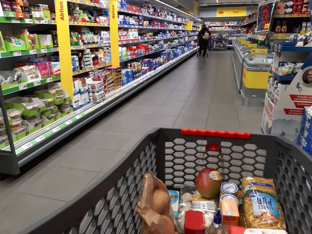 Die Deutschen hamstern und wappnen sich für den Fall der Fälle. Die Kunden greifen besonders häufig zu haltbaren Lebensmitteln wie Mehl, Milch und Nudeln sowie Hygieneartikeln. Die Deutschen hamstern und wappnen sich für den Fall der Fälle. Die Kunden greifen besonders häufig zu haltbaren Lebensmitteln wie Mehl, Milch und Nudeln sowie Hygieneartikeln.