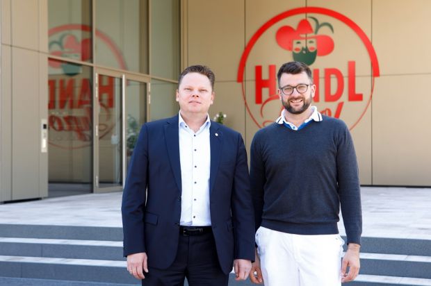 Karl Christian Handl (links) und Matthias Salner, Produktionsleiter im Werk Haiming. Karl Christian Handl (links) und Matthias Salner, Produktionsleiter im Werk Haiming.