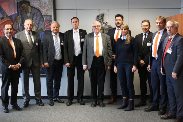 Das Management der beiden Unternehmen freut sich über die Vertragsunterzeichnung. Das Management der beiden Unternehmen freut sich über die Vertragsunterzeichnung.
