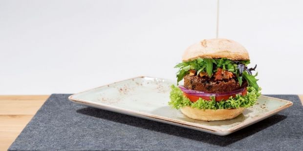 Reich an Zink, Eisen und B-Vitaminen soll der Bratling des Übermorgen-Burgers sein. Reich an Zink, Eisen und B-Vitaminen soll der Bratling des Übermorgen-Burgers sein.