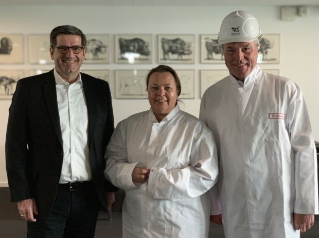Im Austausch über Tierschutzmaßnahmen am Schlachthof: (v.l.) Andres Ruff, Ursula Heinen-Esser, Clemens Tönnies. Im Austausch über Tierschutzmaßnahmen am Schlachthof: (v.l.) Andres Ruff, Ursula Heinen-Esser, Clemens Tönnies.