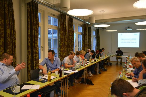 Theoretisches Fachwissen vereint mit praktischen Ideen und Anregungen für den eigenen Betrieb: Die Fleischerjunioren erhielten in Esslingen Fachwissen zu den Themen Online-Marketing und Digitalisierung. Theoretisches Fachwissen vereint mit praktischen Ideen und Anregungen für den eigenen Betrieb: Die Fleischerjunioren erhielten in Esslingen Fachwissen zu den Themen Online-Marketing und Digitalisierung.