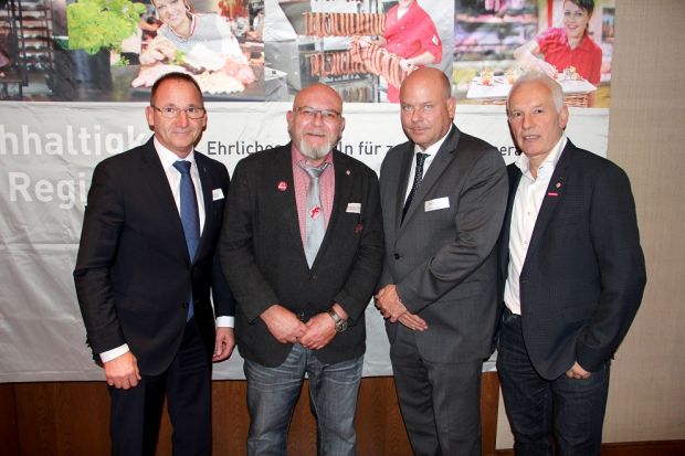 Führungsteam in Süden: Landesinnungsmeister Joachim Lederer (rechts), seine Stellvertreter Rüdiger Pyck und Wolfgang Herbst (von links) sowie Hauptgeschäftsführer Ulrich Klostermann. Führungsteam in Süden: Landesinnungsmeister Joachim Lederer (rechts), seine Stellvertreter Rüdiger Pyck und Wolfgang Herbst (von links) sowie Hauptgeschäftsführer Ulrich Klostermann.