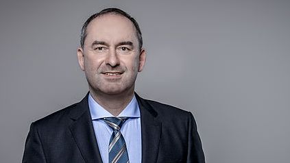Hubert Aiwanger: "Produktion und Schlachtstätten müssen wieder nahe bei einander liegen." Hubert Aiwanger: "Produktion und Schlachtstätten müssen wieder nahe bei einander liegen."