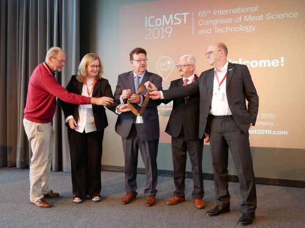 Bimmeln die Kuhglocke zur Eröffnung des 65. ICoMST (von links): Prof. Dr. Eero Puolanne, Dr. Dagmar Brüggemann, Hans-Joachim Fuchtel, Dr. Fredi Schwägele und Prof. Dr. Pablo Steinberg. Bimmeln die Kuhglocke zur Eröffnung des 65. ICoMST (von links): Prof. Dr. Eero Puolanne, Dr. Dagmar Brüggemann, Hans-Joachim Fuchtel, Dr. Fredi Schwägele und Prof. Dr. Pablo Steinberg.