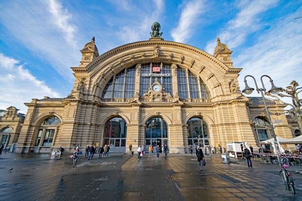 Der Frankfurter Hauptbahnhof liegt nur wenige hundert Meter von der Messe Frankfurt entfernt. Der Frankfurter Hauptbahnhof liegt nur wenige hundert Meter von der Messe Frankfurt entfernt.