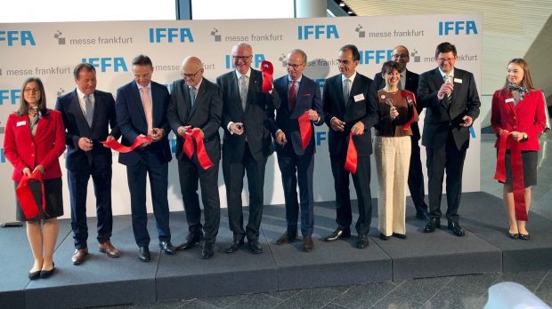 Mit dem Zerschneiden des roten Bands startete die IFFA. Mit dem Zerschneiden des roten Bands startete die IFFA.