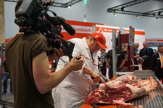 Die IFFA ist ein Familientreffen der Fleischbranche. Am Stand des Deutschen Fleischer-Verbands informierten amerikanische Berufskollegen über die hierzulande angesagten „New Cuts“. Die IFFA ist ein Familientreffen der Fleischbranche. Am Stand des Deutschen Fleischer-Verbands informierten amerikanische Berufskollegen über die hierzulande angesagten „New Cuts“.
