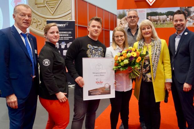 Strahlende Gesichter bei Simon Karcher und Ehefrau Nehle Hussong: Auf der IFFA bekam das Team für sein Konzept „Karcher - Dein Metzger“ den Innovationspreis vom Zentralverband Naturdarm e.V. Mit in der Jury waren Michael Durst (Deutscher Fleischer-Verband), Lena Michaelis, Heike Molkenthin (ZVN) und afz-Chefredakteur Jörg Schiffeler. Strahlende Gesichter bei Simon Karcher und Ehefrau Nehle Hussong: Auf der IFFA bekam das Team für sein Konzept „Karcher - Dein Metzger“ den Innovationspreis vom Zentralverband Naturdarm e.V. Mit in der Jury waren Michael Durst (Deutscher Fleischer-Verband), Lena Michaelis, Heike Molkenthin (ZVN) und afz-Chefredakteur Jörg Schiffeler.