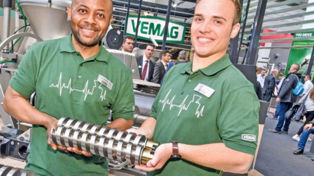 Mit den Anforderungen an eine höhere Energieeffizienz verändert sich das Herzstück der Füllmaschinen. Großer Förderkurven transportieren mehr Volumen bei niedrigerem Drehmoment. Mit den Anforderungen an eine höhere Energieeffizienz verändert sich das Herzstück der Füllmaschinen. Großer Förderkurven transportieren mehr Volumen bei niedrigerem Drehmoment.