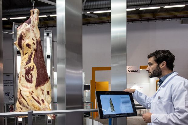 Schlachtroboter der zweiten Generation kombinieren 3D-Scantechnologie mit bisher unbekannter Präzision. Schlachtroboter der zweiten Generation kombinieren 3D-Scantechnologie mit bisher unbekannter Präzision.
