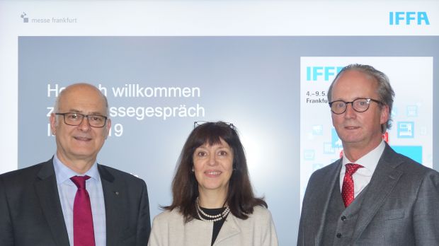 Freuen sich auf den Messestart am 4. Mai (von links): Richard Clemens (VDMA), Iris Jeglitza-Moshage (Messe Frankfurt) und Herbert Dohrmann (DFV). Freuen sich auf den Messestart am 4. Mai (von links): Richard Clemens (VDMA), Iris Jeglitza-Moshage (Messe Frankfurt) und Herbert Dohrmann (DFV).