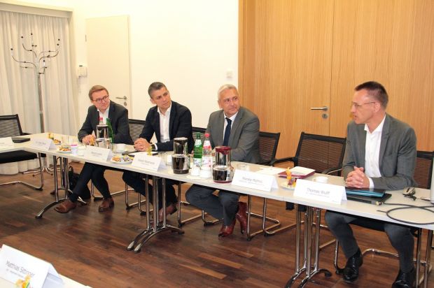 Geschäftsmodell oder Konzept? Im Vorfeld der IFFA diskutierten Ladenbauer im Haus der dfv Mediengruppe - von links Dr. Oliver Blank (Aichinger), Marcel Lorenz und Robert Mastrocola (Kramer) sowie Thomas Wulff (dfv Mediengruppe). Geschäftsmodell oder Konzept? Im Vorfeld der IFFA diskutierten Ladenbauer im Haus der dfv Mediengruppe - von links Dr. Oliver Blank (Aichinger), Marcel Lorenz und Robert Mastrocola (Kramer) sowie Thomas Wulff (dfv Mediengruppe).