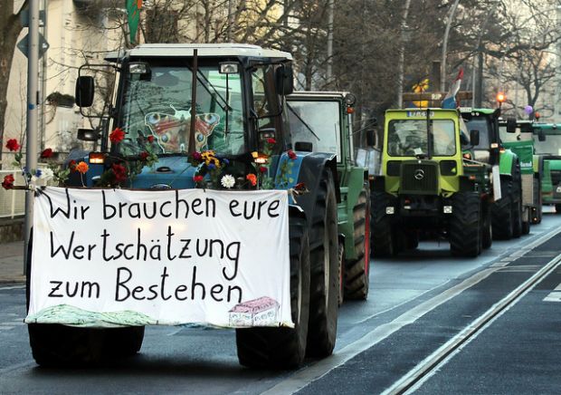 171 Bäuerinnen und Bauern sind mit ihren Traktoren aus allen Himmelsrichtungen nach Berlin gekommen, um für eine bäuerliche und ökologischere Landwirtschaft zu demonstrieren. 171 Bäuerinnen und Bauern sind mit ihren Traktoren aus allen Himmelsrichtungen nach Berlin gekommen, um für eine bäuerliche und ökologischere Landwirtschaft zu demonstrieren.