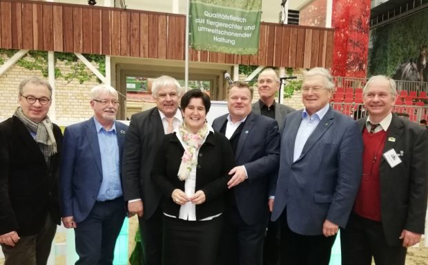 Plädieren für den Erhalt bäuerlicher Strukturen, Natur- und Tierschutz (v.l.): BUND-Vorsitzender Olaf Brandt, Neuland-Vermarktungschef Hubert Gödde, MdB Hermann Färber, MdEP Maria Noichl, PTschB Thomas Schröder, Grünen-Agrarpolitischer Sprecher Friedrich Ostendorff, Neuland-Vorstandsvorsitzender Prof. Dr. Hubert Weiger und Jochen Dettmer, Neuland-Kommunikation. Plädieren für den Erhalt bäuerlicher Strukturen, Natur- und Tierschutz (v.l.): BUND-Vorsitzender Olaf Brandt, Neuland-Vermarktungschef Hubert Gödde, MdB Hermann Färber, MdEP Maria Noichl, PTschB Thomas Schröder, Grünen-Agrarpolitischer Sprecher Friedrich Ostendorff, Neuland-Vorstandsvorsitzender Prof. Dr. Hubert Weiger und Jochen Dettmer, Neuland-Kommunikation.