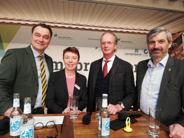 Partnerschaftliche Bühnenpräsenz (v.l.): Gerald Dohme, stellvertretender Generalsekretär des DBV, Marika Puskeppeleit, Moderatorin und Geschäftsleiterin Entwicklung ländlicher Räume, DFV-Präsident Herbert Dohrmann und DKB-Präsident Gerhard Schenk. Partnerschaftliche Bühnenpräsenz (v.l.): Gerald Dohme, stellvertretender Generalsekretär des DBV, Marika Puskeppeleit, Moderatorin und Geschäftsleiterin Entwicklung ländlicher Räume, DFV-Präsident Herbert Dohrmann und DKB-Präsident Gerhard Schenk.