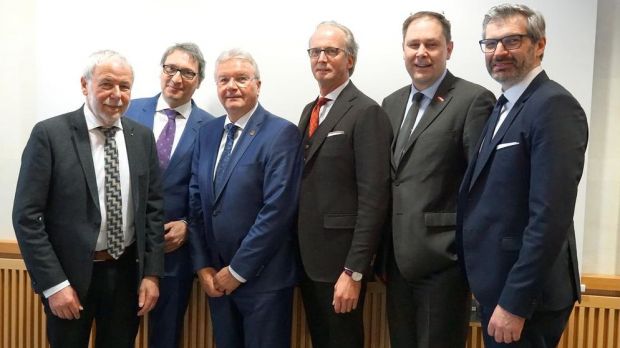 Kämpfen gemeinsam für weniger Bürokratie (von links): Michael Wippler (Bäcker), Stefan Blum (Mühlen), Detlef Projahn (Brauer), Herbert Dohrmann (DFV), Karl-Sebastian Schulte (ZDH) und Gerhard Schenk (Konditoren). Kämpfen gemeinsam für weniger Bürokratie (von links): Michael Wippler (Bäcker), Stefan Blum (Mühlen), Detlef Projahn (Brauer), Herbert Dohrmann (DFV), Karl-Sebastian Schulte (ZDH) und Gerhard Schenk (Konditoren).
