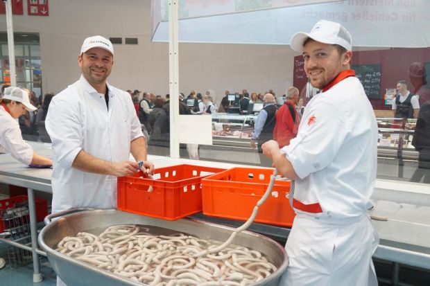In der Gläsernen Produktion zeigte das Team, wie viel Spaß Fleischerhandwerk macht. In der Gläsernen Produktion zeigte das Team, wie viel Spaß Fleischerhandwerk macht.