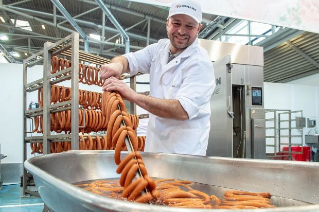 Fleischerhandwerk gewährt Einblick: Die Kollegen zerlegen und produzieren live vor Ort. Fleischerhandwerk gewährt Einblick: Die Kollegen zerlegen und produzieren live vor Ort.