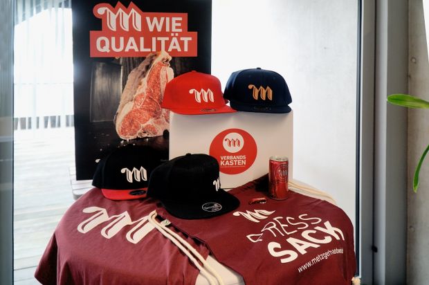 Ob coole Snapback-Caps oder Turnbeutel als „Presssack“: Auch die Merchandising-Artikel sind echte Hingucker. Und allen gemeinsam: das rote „m“, abgeleitet von drei stilisierten Messerklingen. Ob coole Snapback-Caps oder Turnbeutel als „Presssack“: Auch die Merchandising-Artikel sind echte Hingucker. Und allen gemeinsam: das rote „m“, abgeleitet von drei stilisierten Messerklingen.