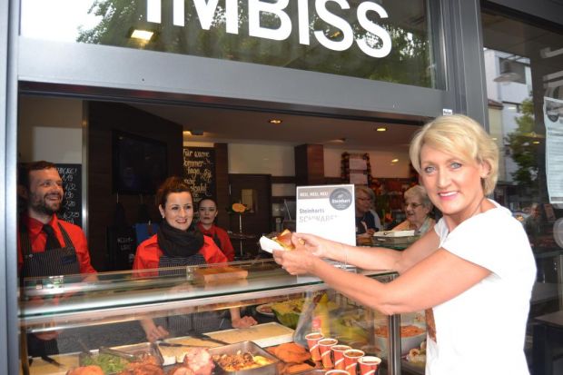 Das To-go-Geschäft bringt Metzgern eine gute Marge. Diese Kunden kauft einen Schwaben-Burger bei der Albmetzgerei Steinhart. Das To-go-Geschäft bringt Metzgern eine gute Marge. Diese Kunden kauft einen Schwaben-Burger bei der Albmetzgerei Steinhart.