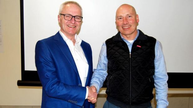 Obermeister Thomas Krinner (links) mit dem neuen Geschäftsführer Stefan Griesbeck von der Kreishandwerkerschaft Straubing-Deggendorf. Obermeister Thomas Krinner (links) mit dem neuen Geschäftsführer Stefan Griesbeck von der Kreishandwerkerschaft Straubing-Deggendorf.
