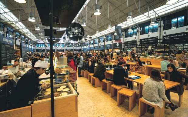 Vielfalt der Welt: Einkaufen und essen passen in der Markthalle Lissabon bestens zusammen. Vielfalt der Welt: Einkaufen und essen passen in der Markthalle Lissabon bestens zusammen.