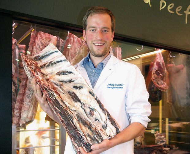 Setzt auf edles Fleisch und Kundenkontakt: Jakob Kupfer mit einem sechs Wochen lang trocken gereiften Rinderrücken. Setzt auf edles Fleisch und Kundenkontakt: Jakob Kupfer mit einem sechs Wochen lang trocken gereiften Rinderrücken.