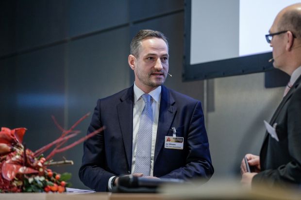 Jan Wilhelm (links) sprach mit Dirk Lenders, einem der Moderatoren des Deutschen Fleisch Kongresses, über die deutschen Unternehmen im internationalen Wettbewerb.
Jan Wilhelm (links) sprach mit Dirk Lenders, einem der Moderatoren des Deutschen Fleisch Kongresses, über die deutschen Unternehmen im internationalen Wettbewerb.