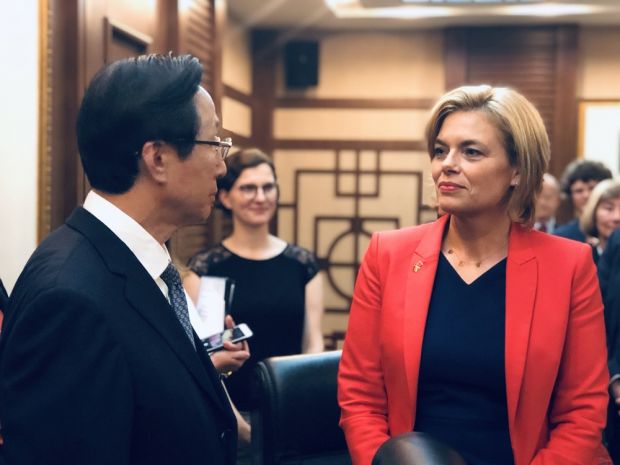 Landwirtschaftsministerin Julia Klöckner mit ihrem chinesischen Amtskollegen Han Changfu. Landwirtschaftsministerin Julia Klöckner mit ihrem chinesischen Amtskollegen Han Changfu.