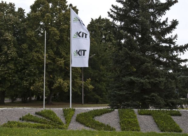 Das Karlsruher Institut für Technologie (KIT) ist mit über 9.000 Beschäftigten und einem Jahresbudget von knapp 800 Mio. Euro eines der weltweit größten Forschungs- und Lehreinrichtungen. Das Karlsruher Institut für Technologie (KIT) ist mit über 9.000 Beschäftigten und einem Jahresbudget von knapp 800 Mio. Euro eines der weltweit größten Forschungs- und Lehreinrichtungen.