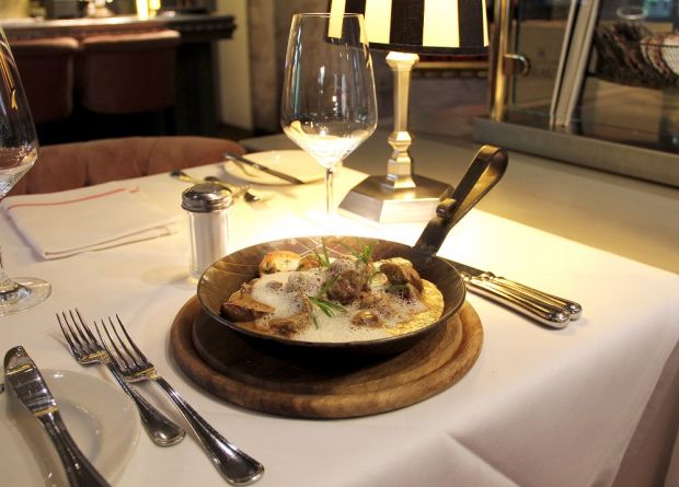 Kalbsnieren in Dijon-Senf-Rahm und Gnocchi Parisienne. Die Innereien und edleren Teile bezieht der Gastronom aus dem niederländischen Tierwohl-Programm Beter Leven. Kalbsnieren in Dijon-Senf-Rahm und Gnocchi Parisienne. Die Innereien und edleren Teile bezieht der Gastronom aus dem niederländischen Tierwohl-Programm Beter Leven.