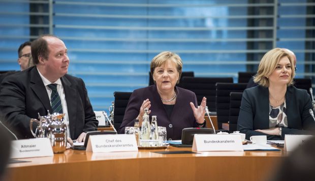 Kanzlerin Merkel machte klar: Es geht nicht um staatlich verordneten Mindestpreise, sondern um faire Beziehungen zwischen den verschiedenen Akteuren. Kanzlerin Merkel machte klar: Es geht nicht um staatlich verordneten Mindestpreise, sondern um faire Beziehungen zwischen den verschiedenen Akteuren.
