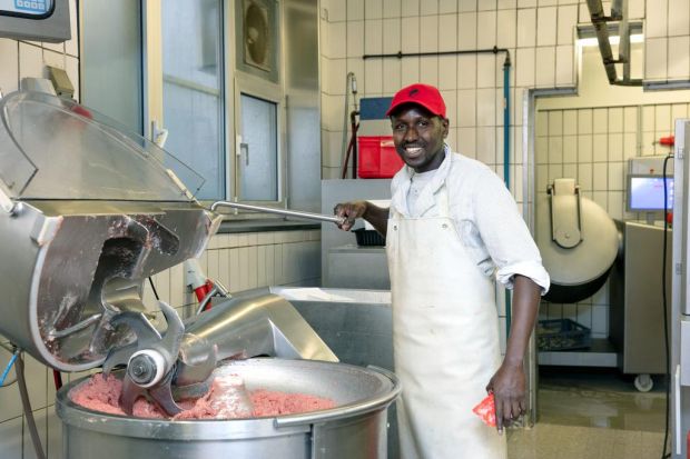 Mit Spaß und Fleiß dabei: Abdoulie Ceesay hat seine praktische Fleischergesellenprüfung als Jahrgangsbester absolviert. Mit Spaß und Fleiß dabei: Abdoulie Ceesay hat seine praktische Fleischergesellenprüfung als Jahrgangsbester absolviert.