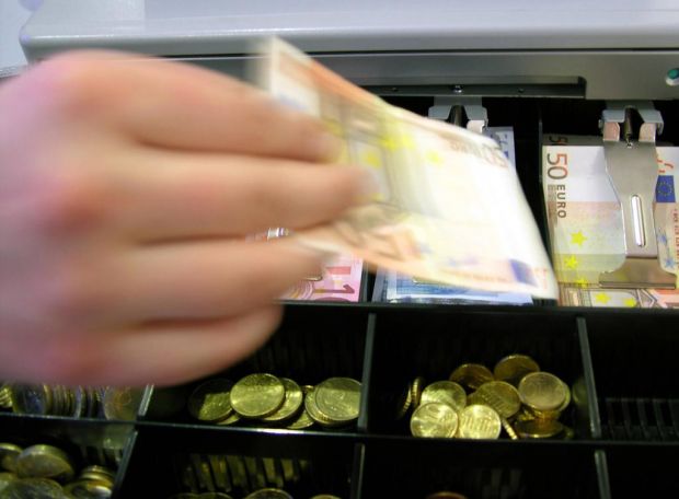 Greifen Mitarbeiter in die Kasse, darf der Chef geeignete Maßnahmen ergreifen. Das gilt auch bei Diebstählen von Firmeneigentum. Greifen Mitarbeiter in die Kasse, darf der Chef geeignete Maßnahmen ergreifen. Das gilt auch bei Diebstählen von Firmeneigentum.