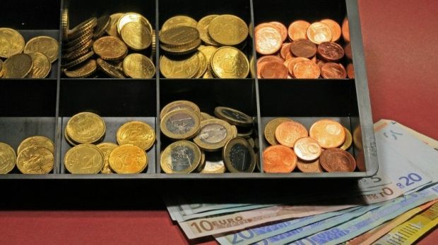 Von einem Euro an der Ladentheke gehen nur 23 Cent an den Landwirt. Von einem Euro an der Ladentheke gehen nur 23 Cent an den Landwirt.