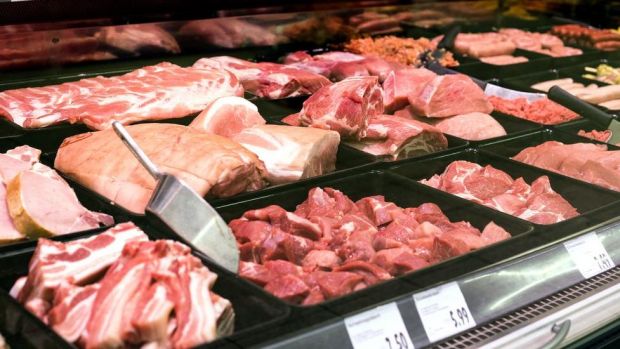 Die Mehrwertsteuer hochsetzen oder gleich eine eigene Fleischsteuer? Der direkte Nutzen für die Tiere im Stall bleibt zweifelhaft. Die Mehrwertsteuer hochsetzen oder gleich eine eigene Fleischsteuer? Der direkte Nutzen für die Tiere im Stall bleibt zweifelhaft.