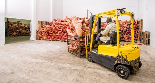 Im Fleischbereich sind laut den Angaben der Washingtoner Analysten bei Rindfleisch die Lagermengen im Vorjahresvergleich gewachsen. Schweinefleisch wurde binnen Jahresfrist ausgelagert. Im Fleischbereich sind laut den Angaben der Washingtoner Analysten bei Rindfleisch die Lagermengen im Vorjahresvergleich gewachsen. Schweinefleisch wurde binnen Jahresfrist ausgelagert.