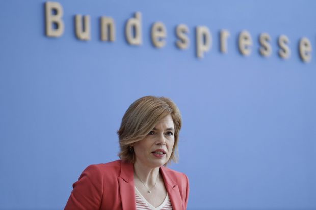 Bundeslandwirtschaftsministerin Julia Klöckner hält es für dringend erforderlich, die Branchenunternehmen über Liquiditätshilfen und Kurzarbeitergeld hinaus zu unterstützen. Bundeslandwirtschaftsministerin Julia Klöckner hält es für dringend erforderlich, die Branchenunternehmen über Liquiditätshilfen und Kurzarbeitergeld hinaus zu unterstützen.