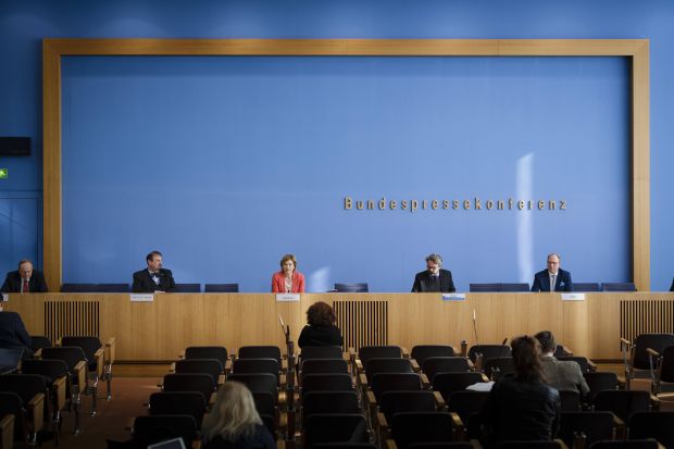 Pressekonferenz mit Abstand: Bundeslandwirtschaftsministerin Julia Kloeckner mit Bauernpräsident Joachim Rukwied (links), Prof. Dr. Andreas Hensel (BfR) sowie Dr. Christian von Boetticher (BVE) und Stefan Genth (rechts) vom HDE. Pressekonferenz mit Abstand: Bundeslandwirtschaftsministerin Julia Kloeckner mit Bauernpräsident Joachim Rukwied (links), Prof. Dr. Andreas Hensel (BfR) sowie Dr. Christian von Boetticher (BVE) und Stefan Genth (rechts) vom HDE.