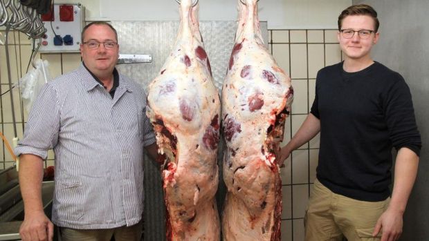 Kunden binden und begeistern: Das gelingt den Fleischermeistern Thomas (links) und Lutz Kluke mit ihrem Stierfleisch, Obrighovico-Schweinefleisch und Dorper Lammspezialitäten. Kunden binden und begeistern: Das gelingt den Fleischermeistern Thomas (links) und Lutz Kluke mit ihrem Stierfleisch, Obrighovico-Schweinefleisch und Dorper Lammspezialitäten.