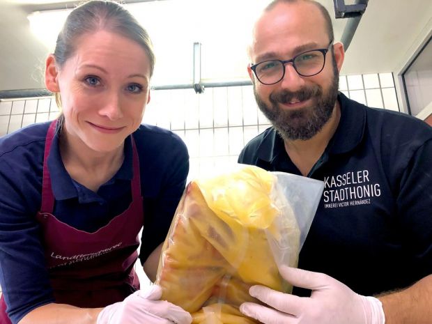 Fleischexpertin trifft auf Bienenkenner: Fleischermeisterin Katharina Koch und der Imker Victor Hernandez. Fleischexpertin trifft auf Bienenkenner: Fleischermeisterin Katharina Koch und der Imker Victor Hernandez.