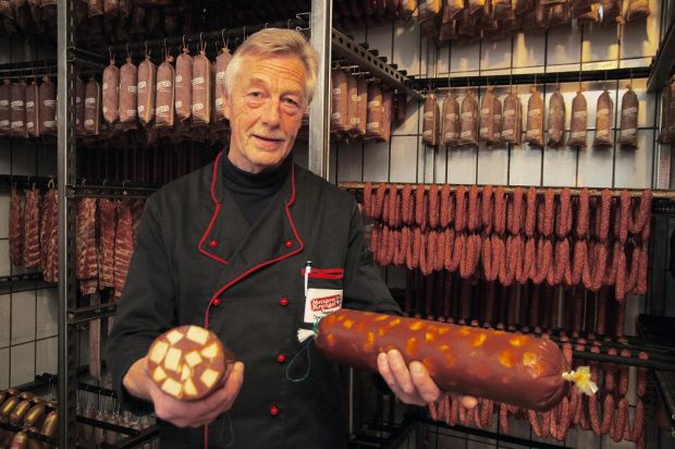 Helmut Krengel arbeitet noch an der Optik seiner schnittfesten Currywurst mit Sauce. Helmut Krengel arbeitet noch an der Optik seiner schnittfesten Currywurst mit Sauce.