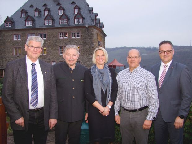 Wahlleiter und Ehrenlandesinnungsmeister Günter Schütz mit der neuen Führungsspitze (von links): Thomas Christian, Dagmar Groß-Mauer und Ulrich Bayer sowie Landesgeschäftsführer Alexander Zeitler. Wahlleiter und Ehrenlandesinnungsmeister Günter Schütz mit der neuen Führungsspitze (von links): Thomas Christian, Dagmar Groß-Mauer und Ulrich Bayer sowie Landesgeschäftsführer Alexander Zeitler.