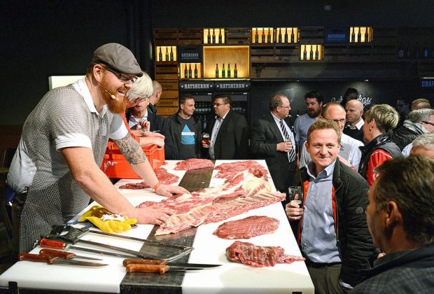 Philip Sontag demonstrierte am Vorabend der Mitgliederversammlungen die Vorteile von Teilstücken wie Flat Iron, Flap Meat, Flank Steak und Denver Cut. Philip Sontag demonstrierte am Vorabend der Mitgliederversammlungen die Vorteile von Teilstücken wie Flat Iron, Flap Meat, Flank Steak und Denver Cut.