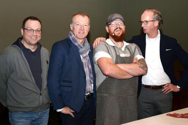 Unter Kollegen: Landesinnungsmeister Roland Lausen (links), Michael Durst (2.v.l.) und Herbert Dohrmann (rechts) freuen sich auf die Ausführungen von Philip Sontag. Unter Kollegen: Landesinnungsmeister Roland Lausen (links), Michael Durst (2.v.l.) und Herbert Dohrmann (rechts) freuen sich auf die Ausführungen von Philip Sontag.