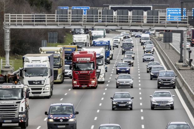 Lkw sollen während der Coronavirus-Epidemie auch an Sonntagen fahren dürfen. Lkw sollen während der Coronavirus-Epidemie auch an Sonntagen fahren dürfen.