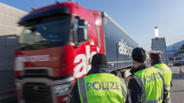 Trotz der Grenzkontrollen sollen Waren innerhalb der EU möglichst ungestört transportiert werden können. Trotz der Grenzkontrollen sollen Waren innerhalb der EU möglichst ungestört transportiert werden können.