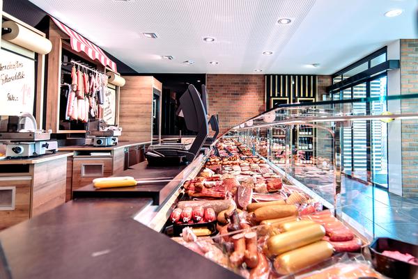 Viel Platz für die Präsentation: Die neue Theke der Dohrmann-Filiale in der Friedrich-Humbert-Straße ist gut acht Meter lang. Viel Platz für die Präsentation: Die neue Theke der Dohrmann-Filiale in der Friedrich-Humbert-Straße ist gut acht Meter lang.